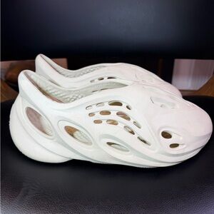 Men’s Cream Slip-On Shoes Adidas Sz 9.5US